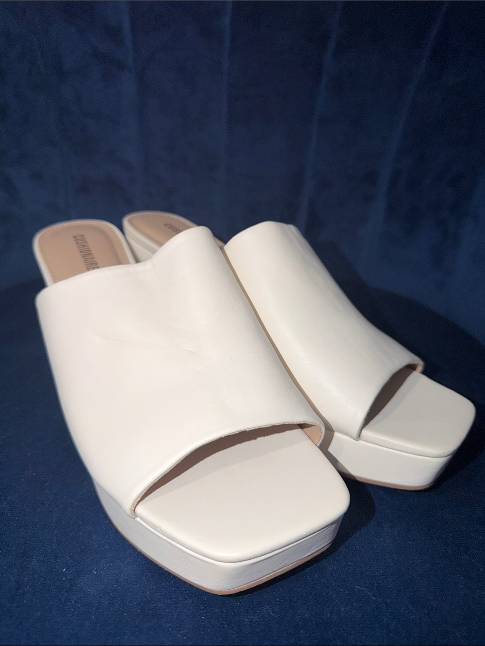 Cushionaire White Platform Slide Mules Size 9